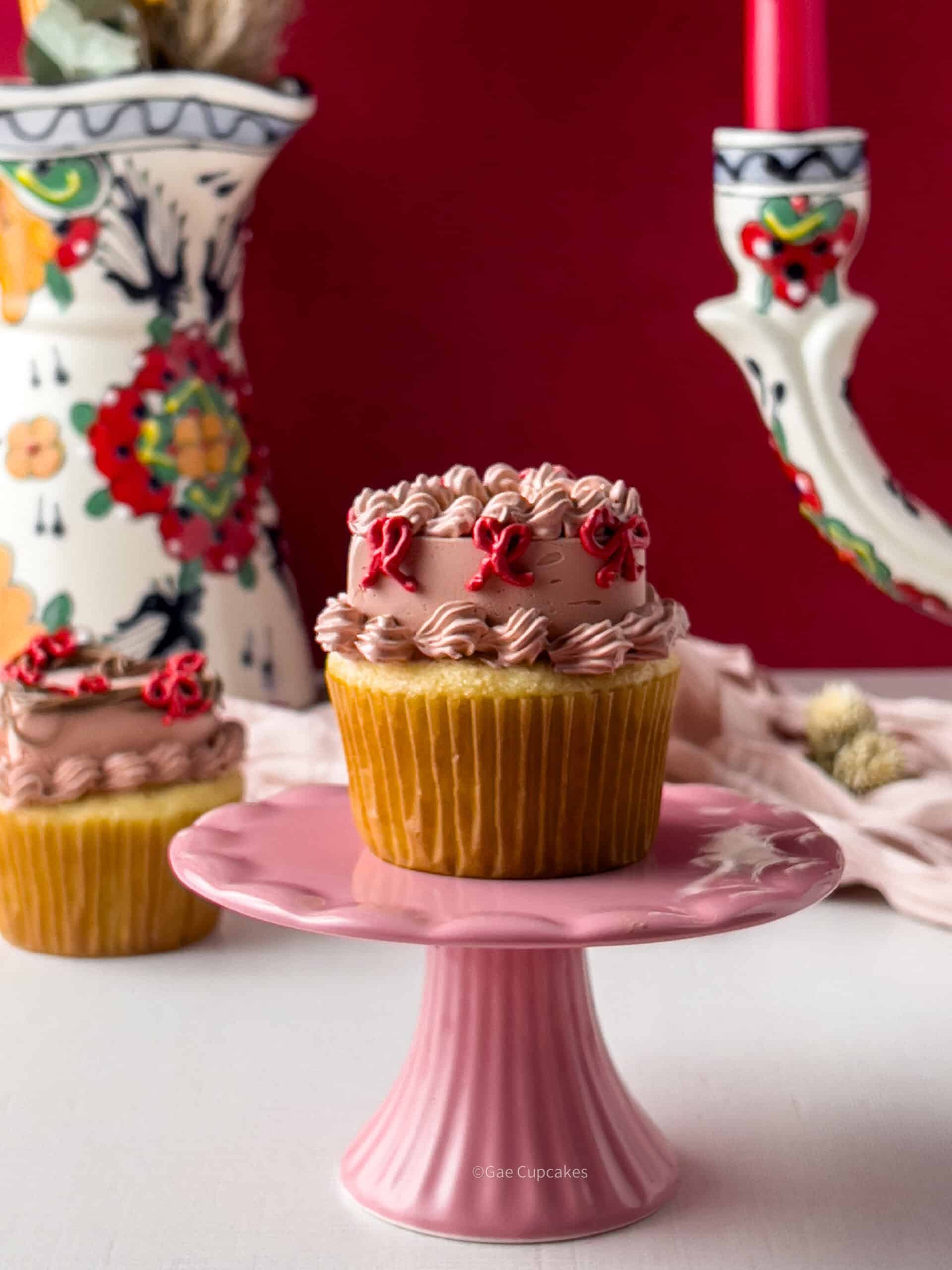 Vintage buttercream heart cupcake design with detailed piping